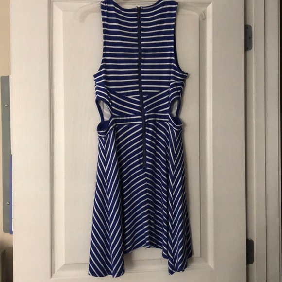 Striped dress with open sides - Picture 4 of 4
